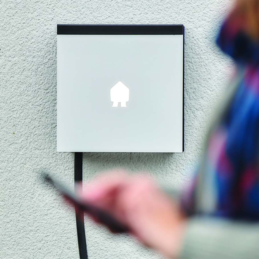 Laadpaal Smappee hangt aan witte muur