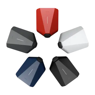 Vijf Easee laadpalen in verschillende kleuren, van bovenaanzicht